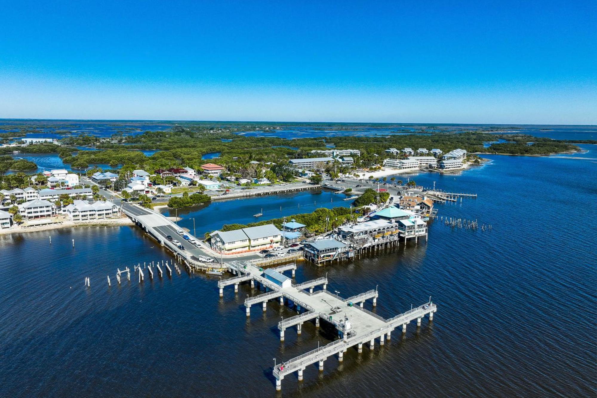 Beachfront Cedar Key Retreat With Pool Access! Exterior photo