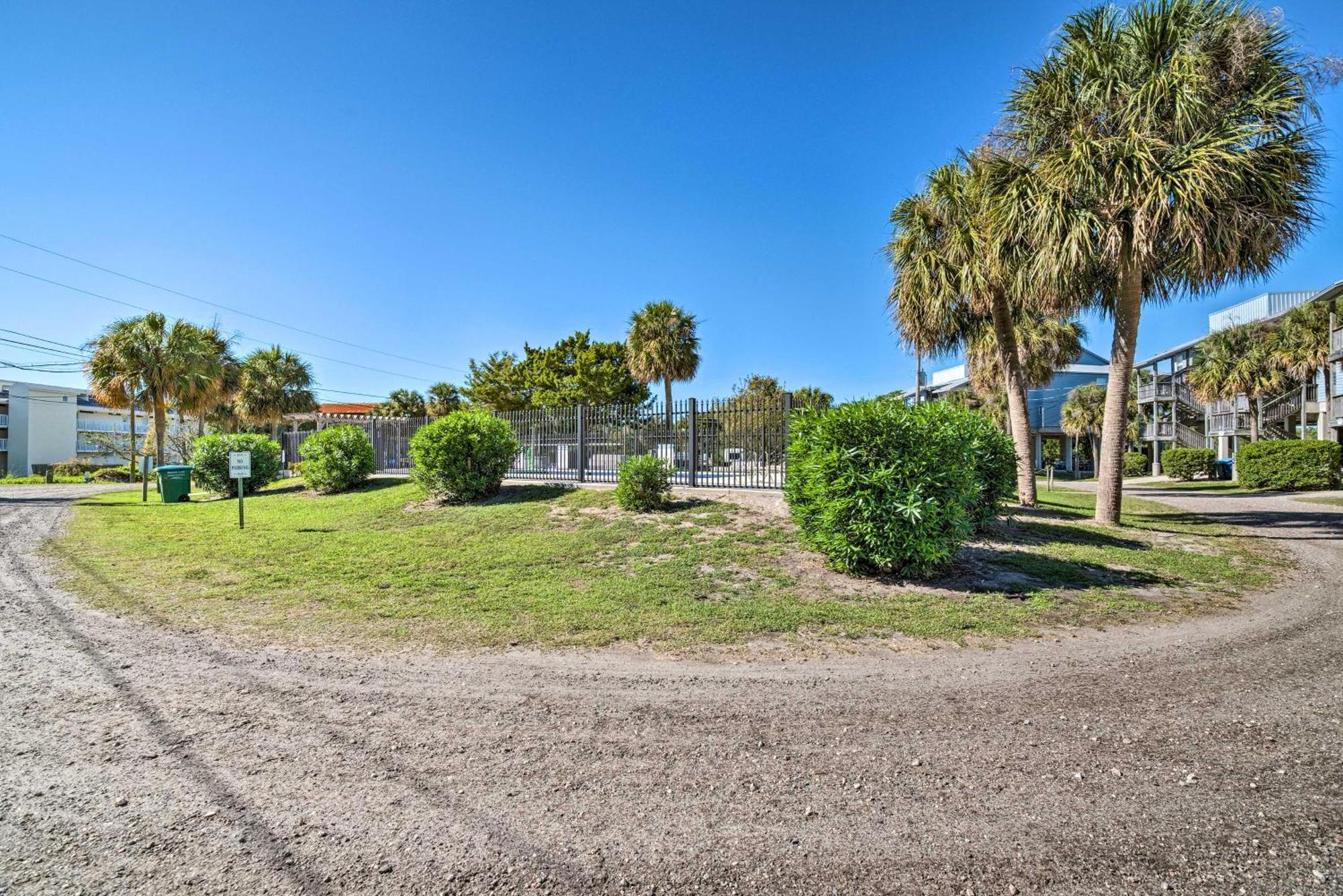 Beachfront Cedar Key Retreat With Pool Access! Exterior photo