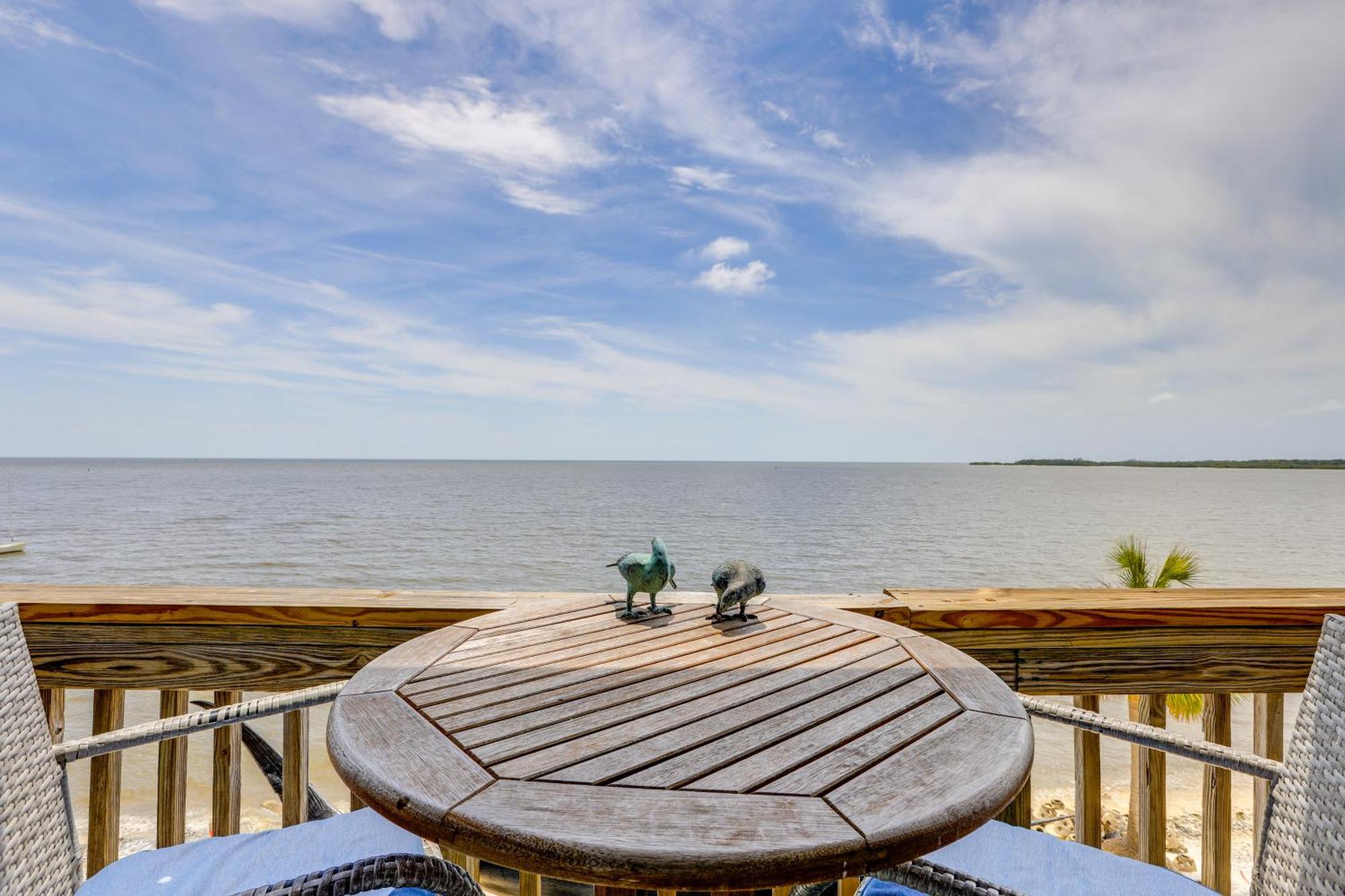Beachfront Cedar Key Retreat With Pool Access! Exterior photo